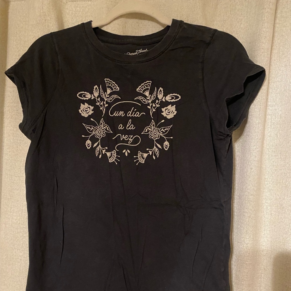 Selling a dark grey, “un día a la vez” Universal Thread shirt, Size M